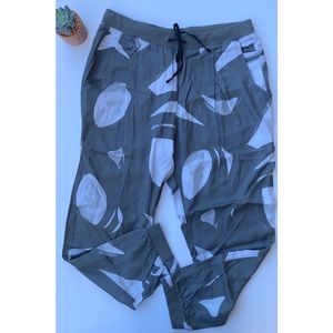 Lululemon Jogger Pants Gray & White Sz 10